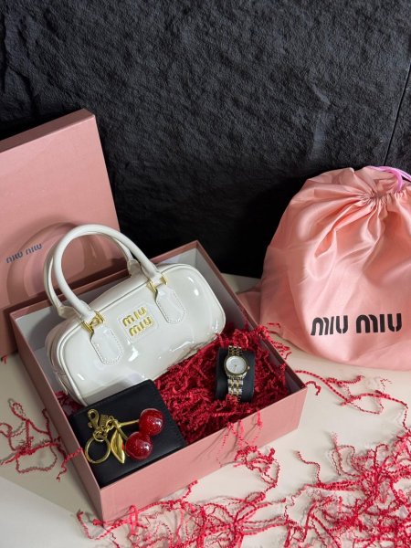 بكج شنطة ميو ميو